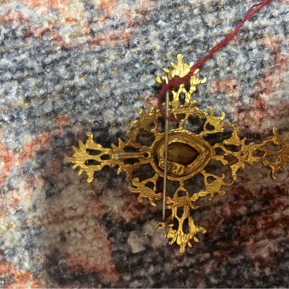 Vintage brooch gorgeous piece. Has pin in back - Picture 3 of 4